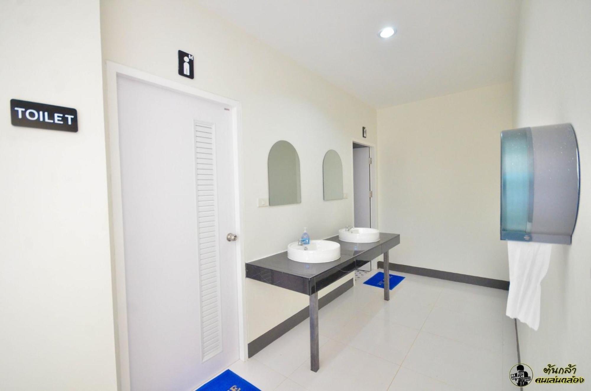 แอ่ว-ดีld Hotel&Residences Ngao Exterior photo