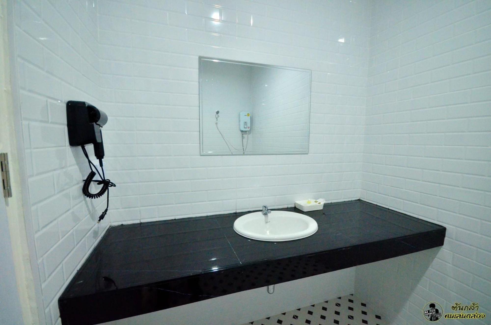 แอ่ว-ดีld Hotel&Residences Ngao Exterior photo